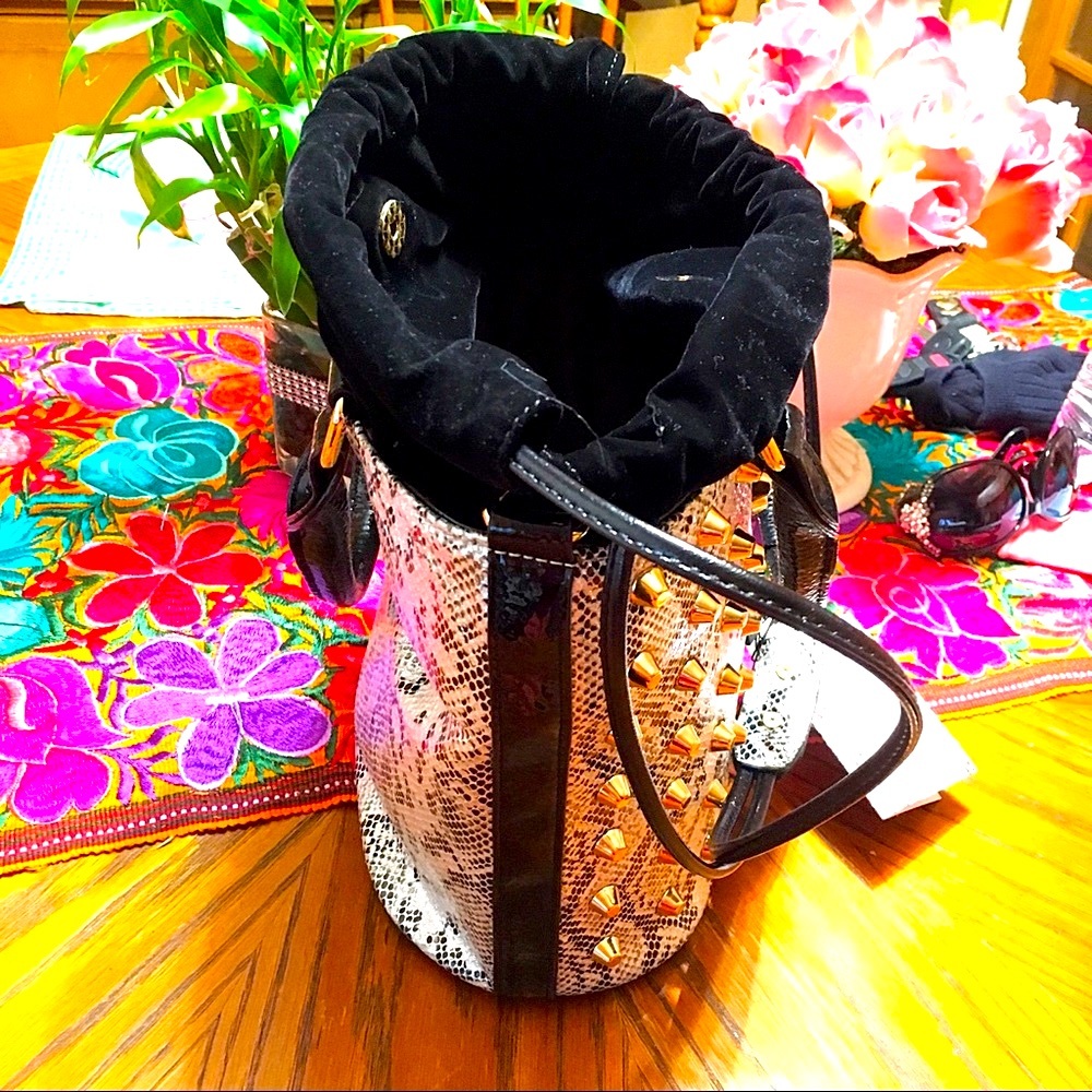 Studded Drawstring Snake print Purse! New! - Picture 3 of 5